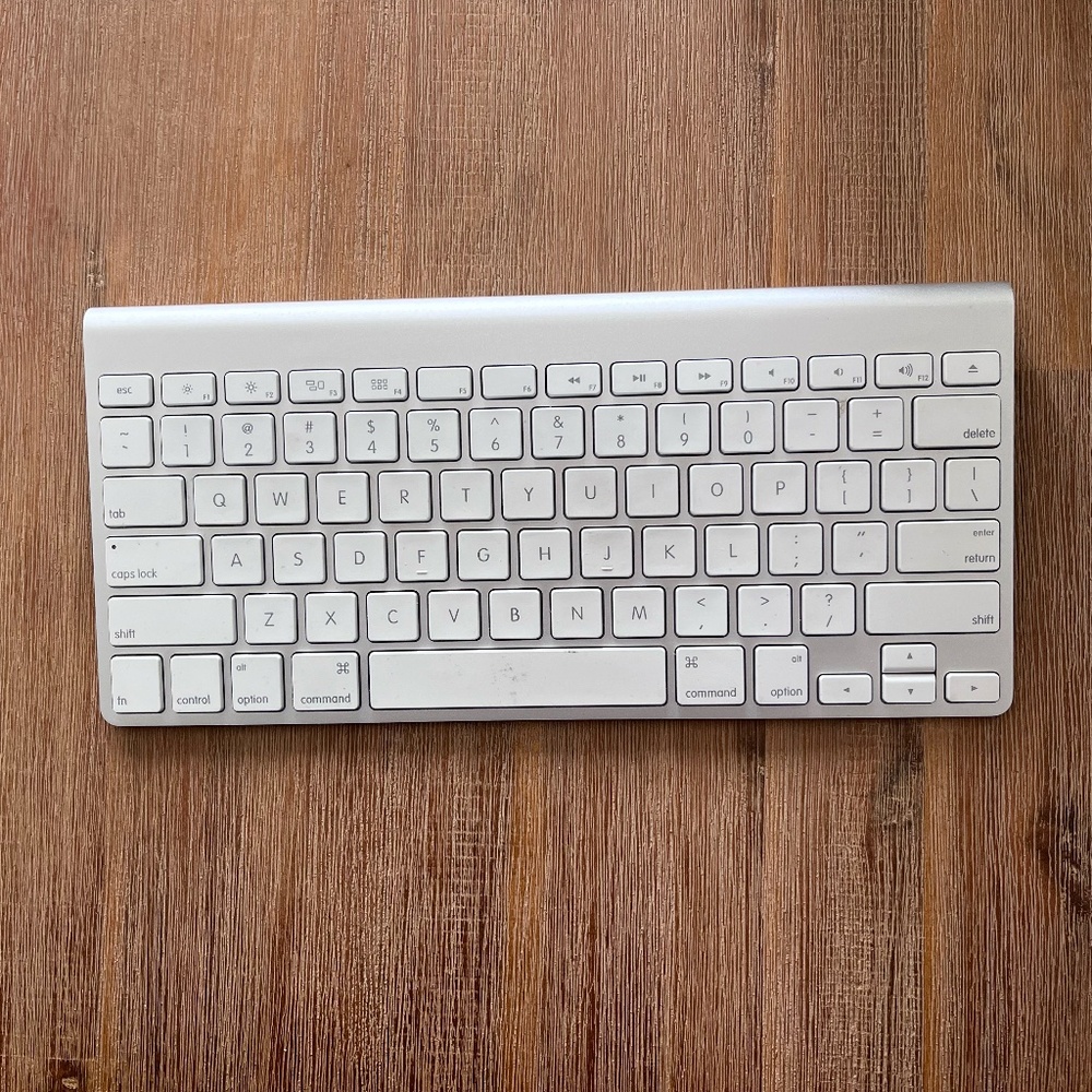Apple Wireless Battery-Operated Keyboard, Model: A1314 c 2009